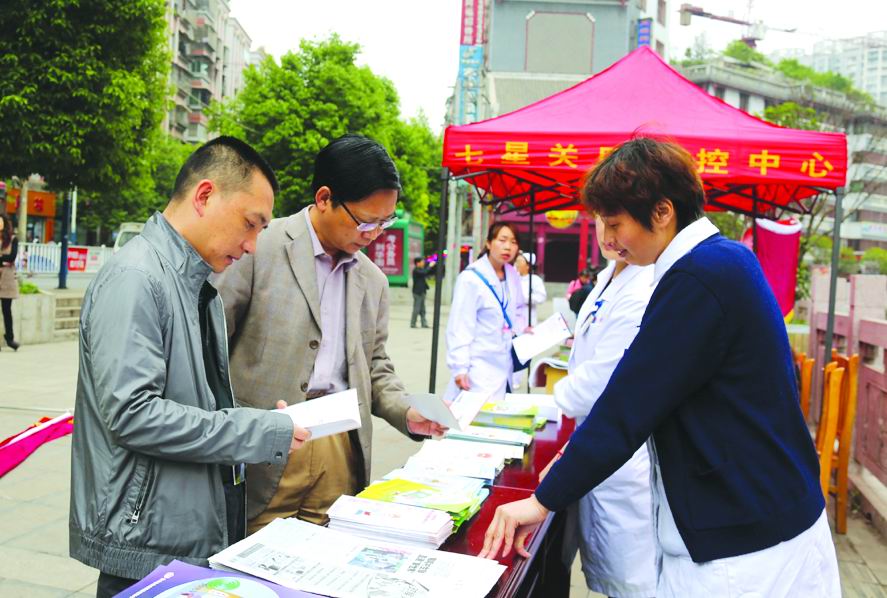 市卫生局副局长邓韬、路敏检查我院宣传活动情况